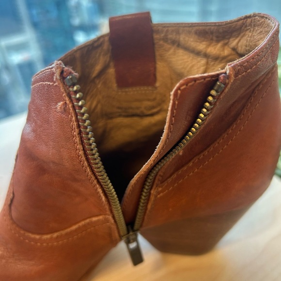 Frye 8 “Raina” in Cognac NEWER worn once— heel tag still in. Classic and quality - Picture 7 of 12